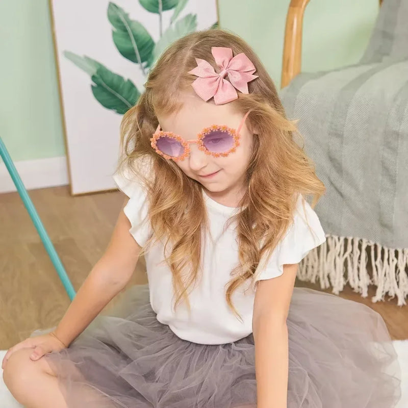 Kit Menina: 3 Peças com Laço Grande, Presilhas e Óculos de Sol Floral